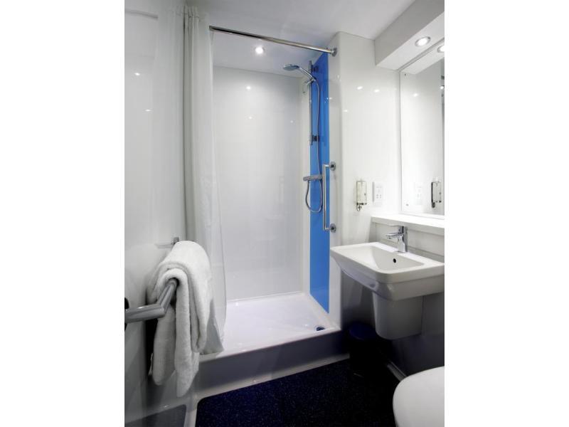 Travelodge Ryde  Bagian luar foto